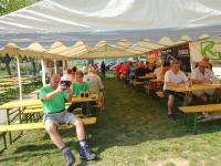 Wanderer bei der groen Labestelle beim FF-Haus Sitzenberg 