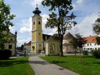 Blick zur Kath. Pfarrkirche hll. Peter und Paul zur Kapelle hl. Johannes Nepomuk und zum Karner in Hadersdorf / Kamp