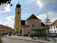 Blick zur Kath. Pfarrkirche hll. Peter und Paul mit Karner in Hadersdorf am Kamp