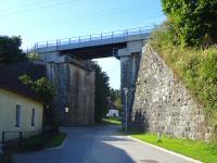 Blick auf die Wandertrecke bei der Bahnbrcke der Franz-Josefs-Bahn in Matzlesschlag