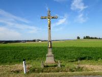 Blick zu einem schnen Hochkreuz (Steinkreuz) an der L67 