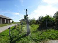  Blick zu einem alten Wegkreuz in Ganz 