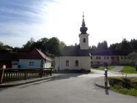 Blick zur Ortskapelle Zwinzen und zum Figurenbildstock hl. Johannes Nepomuk