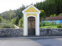 Blick zur Wegkapelle (Hl. Johannes Nepomuk geweiht) auf der Kampbrcke in Hammer