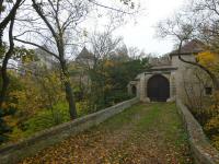 Blick zum Eingangstor der Wasserburg  Burgschleinitz 