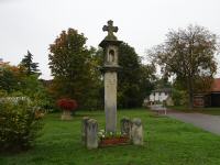 Blick zu der Lichtsule in der Nhe der Pfarrkirche 