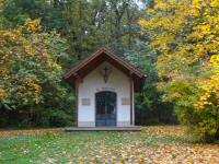  Blick zur Hubertus-Kapelle (errichtet 1995/1996) 