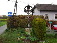 Blick zu einen schnen Wegkreuz an einer Wegkreuzung in Maissau 