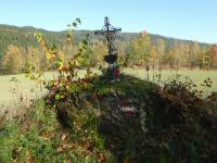  Blick zu einem Gedenkkreuz (Karl Pflger) bei Angelbach 