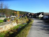 Blick auf die Wanderstrecke entlang des Angelbachs in Angelbach 