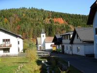 Blick zur Ortskapelle Angelbach ist zum Heiligen Kreuz geweiht (1892)