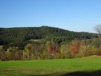 Fernblick zum Schwarzenberg mit dem Aussichtsturm 