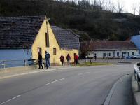 Blick auf die Wanderstrecke entlang der Gfhler Strae am Ortsende von Langenlois