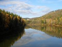 schner Fernblick ber den Stausee Kronsegg zur Burgruine Kronsegg