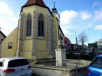 Blick zum Johannes Nepomuk-Brunnen bei der Pfarrkirche 