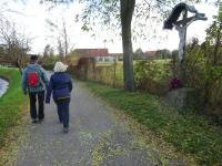 Blick auf die Wanderstrecke entlang des Loisbachs beim Wegkreuz 