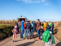  Wanderer bei der gratis Teelabestelle 