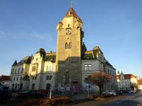 Blick zum neogotischem Rathaus mit dem sptgotischem Stadtturm