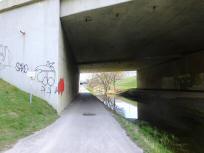 Blick auf die Wanderstrecke bei der Autobahnbrcke ber den Donaugraben 