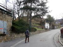 Wanderroute ber die Berggasse mit Blick zur Kath. Pfarrkirche von Bisamberg 