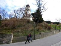 Wanderroute ber die Berggasse mit Blick zur Kath. Pfarrkirche von Bisamberg