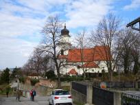 nochmals der Blick zur Kath. Pfarrkirche von Bisamberg, sie ist dem heiligen Johannes der Tufer geweiht
