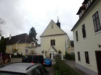 Blick zur rm.-kath. Pfarrkirche und zu der Prima Porta der ehemaligen Kartause Mauerbach