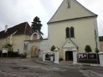 nochmals der Blick zur rm.-kath. Pfarrkirche und zu der Prima Porta der ehemaligen Kartause Mauerbach
