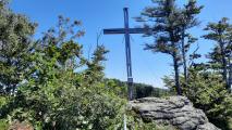 Blick zum Gipfelkreuz auf der Burgsteinmauer