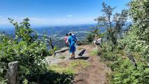 Blick auf das Plateau der Burgsteinmauer