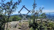  Blick zum Bilderrahmen auf der Burgsteinmauer 