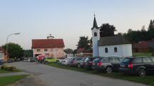 Blick zur Ortskapelle Thaua und zum FF-Gebude (Start-/Zielraum)