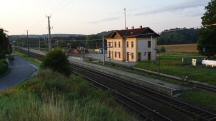 Blick zum Bahnhofsgebude in Thaua - ist Bahnstation Allentsteig  