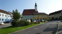 Blick ber den Marktplatz zur Kath. Pfarrkirche hl. Laurentius in Windigsteig 