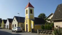  Blick zur Dorfkapelle Meires 