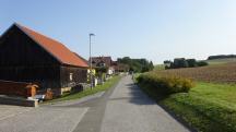  Blick auf die Wanderstrecke am Ortsende von Meires 