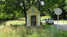 An der Strae vor der Brndlkirche steht dieser gemauerte Bildstock.