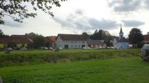 Blick ber den Thauabach zur Dorfkirche Thaua und zum Parkplatz beim Ziel