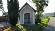 Blick zu einer kleinen Kapelle an der Fasanzeile/Karl Fischer Strae 