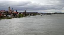 nochmals der Blick ber die Donau nach Krems - Stein