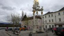Blick zum barocken Johannes-Nepomuk-Denkmal am Rathausplatz