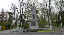 Blick zum Kriegerdenkmal am Rande des Stadtparks 