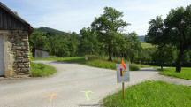 Blick auf die Wanderstrecke bei der Streckenteilung im Weiler Walkersdorf 