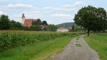 Wanderroute entlang der Perschling mit Blick zur Kath. Pfarrkirche von Kapelln 