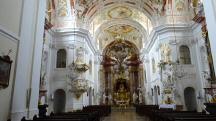  Blick in den Innenraum der Wallfahrtskirche 