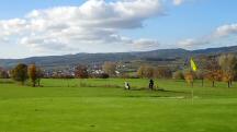  Blick ber den Golfplatz zurck nach Lengenfeld 