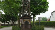 Blick zur Wegkapelle mit vorgestelltem hlzernem Glockenturm in Untergrafendorf  