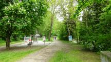 Blick auf die Wanderstrecke im Park entlang des Michelbachs