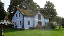 Blick zum Dorfmuseum (Hundertwassermuseum) in Roiten 