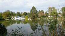  Blick zur Hans Rauscher Siedlung am Teich 